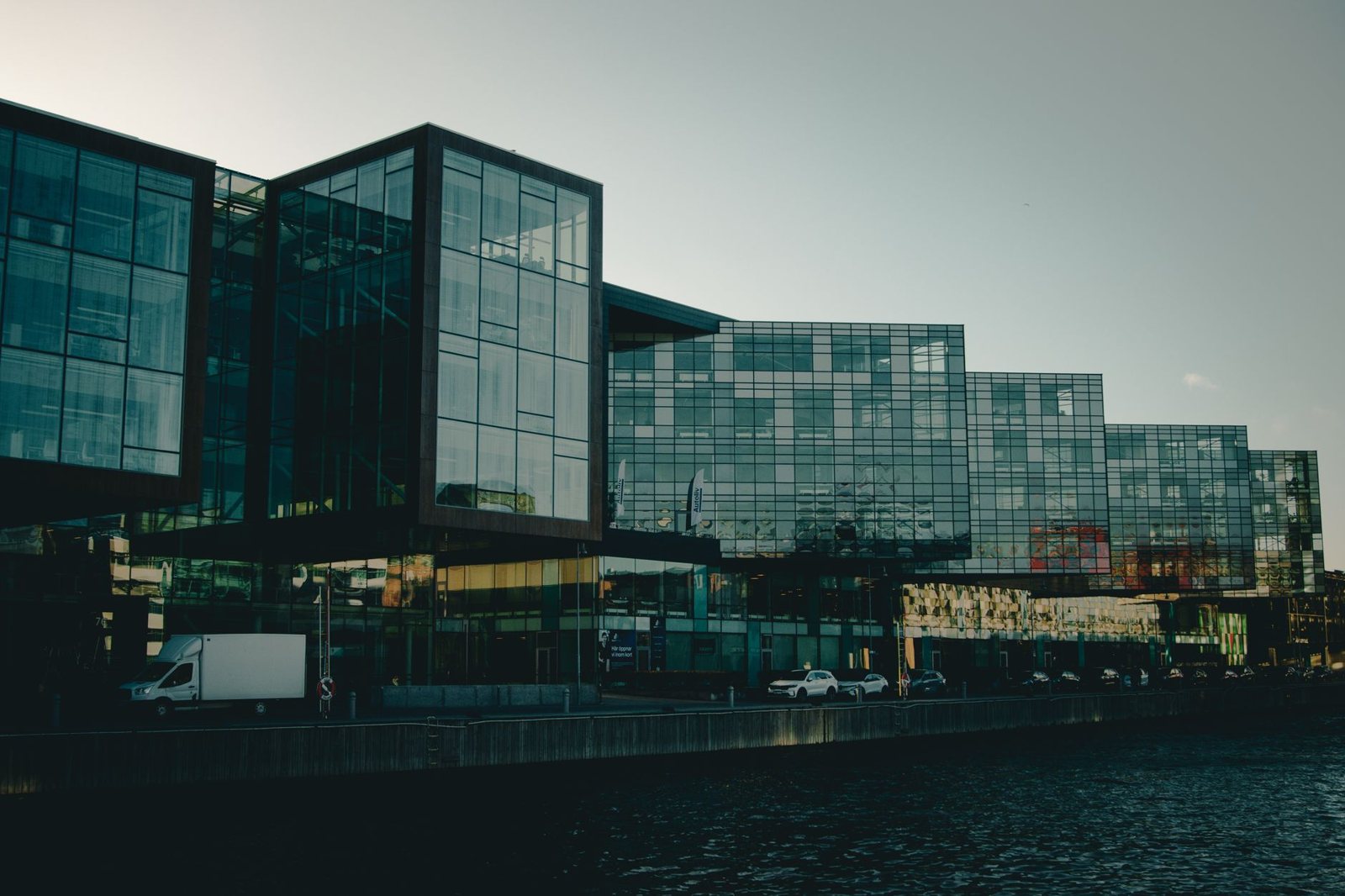 Illustrationsfoto: waterfront architecture office building, redaktionelt hero-billede for damboinvestapss.com